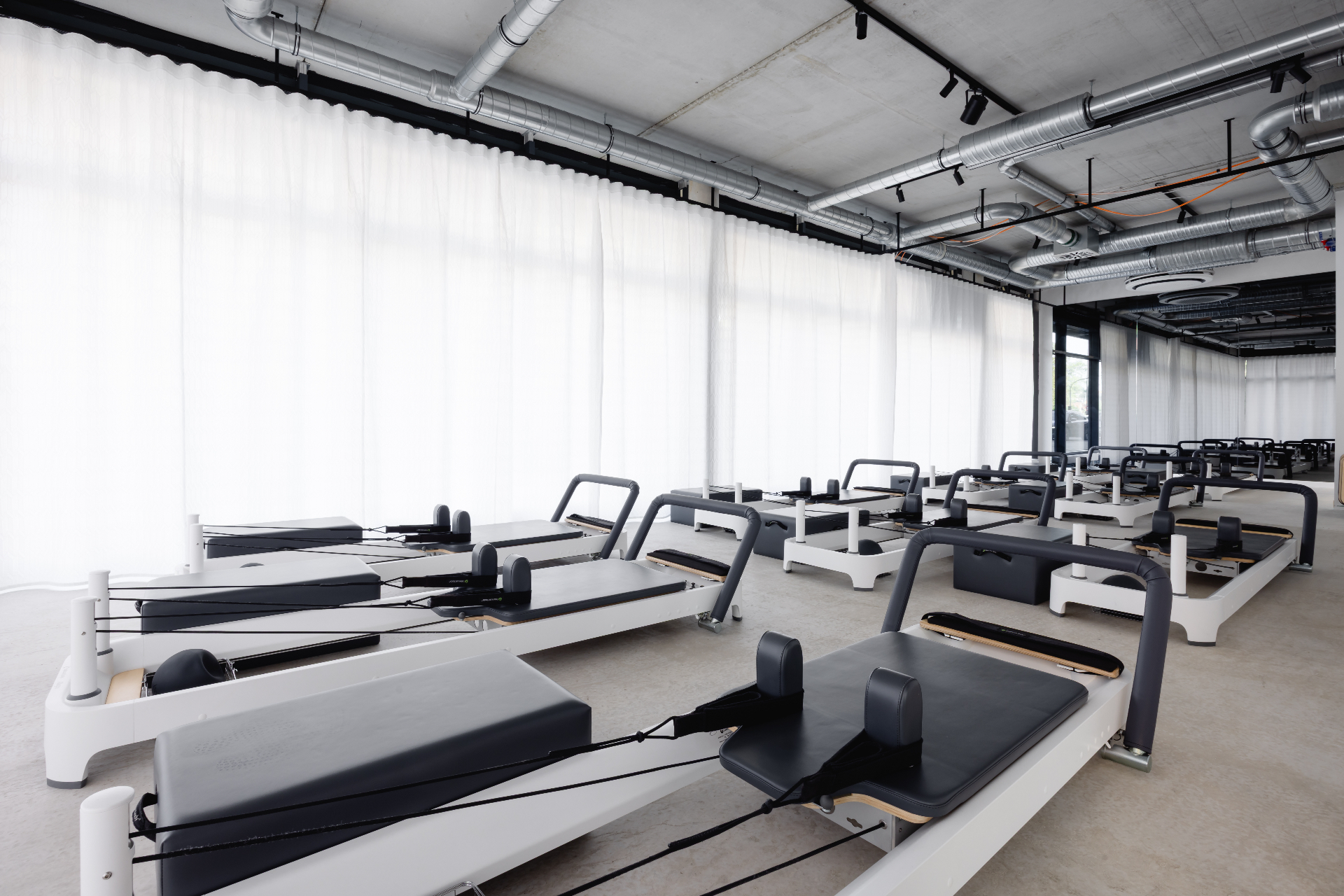 Spring Society Reformer Studio Stuttgart Süd — Reformer-Reihen mit Tageslicht